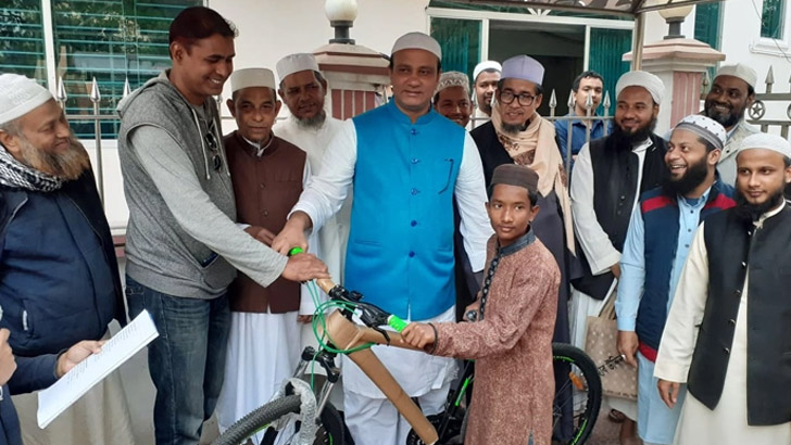 নামাজ পড়ে সাইকেল