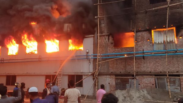 ৩ ঘণ্টায়ও নিয়ন্ত্রণে আসেনি জাহিন নিটওয়্যারের আগুন