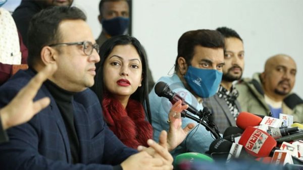 আমার কাছে চুমু চেয়েছিলেন নির্বাচন কমিশনার পীরজাদা: নিপুণ