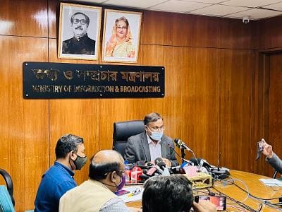 ‘বাংলাদেশ নিয়ে ট্রান্সপারেন্সি ইন্টারন্যাশনালের দুর্নীতি রিপোর্ট পক্ষপাতদুষ্ট, ভুল তথ্যে প্রণীত ও উদ্দেশ্যপ্রণোদিত’ বলেছেন তথ্যমন্ত্রী ও আওয়ামী লীগের যুগ্ম সাধারণ সম্পাদক ড. হাছান মাহমুদ। বুধবার দুপুরে সচিবালয়ে সমসাময়িক বিষয় নিয়ে সাংবাদিকদের সাথে মতবিনিময়কালে মন্ত্রী এ বিষয়ে বলেন, ‘গতকাল ট্রান্সপারেন্সি ইন্টারন্যাশনাল-টিআই দুর্নীতি সূচক প্রকাশ করেছে। আগের ধারাবাহিকতায় তারা যে তথ্য প্রকাশ করেছে তা দেখে এবং পড়ে এটিই প্রতীয়মান হয় যে, এটি গতানুগতিক ছাড়া কিছু নয়। টিআই একটি এনজিও, বিভিন্ন জায়গা থেকে ‘ফান্ড কালেকশন’ করে তারা চলে। এটি জাতিসংঘের এফিলিয়েটেড কোনো সংস্থা নয়, এটি নিছক একটি এনজিও যেটিকে আমাদের দেশে অনেক গুরুত্ব দেয়া হয়, পাশ্ববর্তী ভারত ও অনেক দেশে এদের প্রতিবেদনকে গুরুত্বই দেয়া হয় না। তবুও আমরা মনে করি এ ধরণের সংগঠন থাকা ভালো। কিন্তু সেই সংগঠনের কোনো প্রতিবেদন যদি ভুল তথ্য-উপাত্তের ওপর হয়, ফরমায়েশি হয়, উদ্দেশ্যপ্রণোদিত কিংবা গতানুগতিক হয়, তখন সেই সংস্থাটির মান-মর্যাদা ক্ষুন্ন হয় এবং তাদের সাম্প্রতিক রিপোর্টও গতানুগতিক, একপেশে।’ ড. হাছান বলেন, ‘কয়েকদিন আগে নির্বাচন কমিশন আইন নিয়ে টিআইবি একটি বিবৃতি দিয়েছিলো। টিআইবি কাজ করে দুর্নীতি নিয়ে আর নির্বাচন কমিশন গঠন পুরো বিষয়টাই হচ্ছে রাজনৈতিক। এ বিষয়ে টিআইবি বিবৃতি দিয়ে প্রমাণ করেছে, টিআইবি রাজনৈতিক স্বার্থে ব্যবহৃত হয় এবং টিআইবির বিবৃতি এবং বিএনপি’র বিবৃতির মধ্যে কোনো পার্থক্য ছিলো না যার অর্থ, তারা রাজনৈতিক স্বার্থে ব্যবহৃত হয় এবং রাজনৈতিক উদ্দেশ্যে প্রতিবেদন প্রকাশ করে।’ ট্রান্সপারেন্সি ইন্টারন্যাশনাল নিয়ে বিশ্বব্যাপী সমালোচনার উদাহরণ তুলে ধরে তথ্য ও সম্প্রচামন্ত্রী হাছান মাহমুদ বলেন, ‘ফ্রান্সের লো মন্ড (খব গড়হফব) পত্রিকার মতে ট্রান্সপারেন্সি ইন্টারন্যাশনাল তাদের জরিপে কোনো দেশের দুর্নীতির আর্থিক মাত্রা পরিমাপ করতে পারে না। কয়েকটি বেসরকারি সংস্থা বা এনজিও দিয়ে এই জরিপ পরিচালিত হয়, যা সম্পূর্ণ তথ্যের ভিত্তিতে নয়। যে সমস্ত সংস্থার অর্থে টিআইবি পরিচালিত হয়, সে সমস্ত সংস্থার বিরুদ্ধেও দুর্নীতির অভিযোগ রয়েছে। ২০১৪ সালে সিমেন্স কোম্পানি থেকে ৩ মিলিয়ন ডলার ফান্ড টিআই গ্রহণ করে, যে কোম্পানি ২০০৮ সালে বিশ্বে দুর্নীতির জন্য সর্বোচ্চ ১.৬ বিলিয়ন ডলার জরিমানা দিয়েছে। ২০১৫ সালে টিআই এর ‘ওয়াটার ইন্টেগ্রিটি নেটওয়ার্কে’র আর্থিক লেনদেন নিয়ে প্রশ্ন তোলায় কর্মকর্তা মিজ আনা বাজোনিকে (অহহধ ইুুঁড়হর) দায়িত্ব থেকে অব্যহতি দিলে তিনি জনসম্মুখে এই ঘটনা তুলে ধরেন।’ আওয়ামী লীগের যুগ্ম সাধারণ সম্পাদক বলেন, ‘শুধু তাই নয়, টিআই তার প্রতিবেদনে বলেছে, তারা কোনো দেশে মতপ্রকাশের স্বাধীনতা কতটুকু আছে সেটিও বিবেচনায় নেয়। প্রশ্ন হচ্ছে, তাদের প্রতিবেদনে সিঙ্গাপুরকে তারা প্রায় দুর্নীতিমুক্ত দেশ হিসেবে দেখিয়েছে অথচ সেখানে আমাদের দেশের মতো মতপ্রকাশের ও গণমাধ্যমের স্বাধীনতা কিংবা অবাধ তথ্যপ্রবাহ নেই, তাহলে সিঙ্গাপুর কিভাবে দুর্নীতিমুক্ত দেশ হিসেবে বিবেচনায় আসে। পাকিস্তানের দুর্নীতির কথা দুনিয়াব্যাপী সবাই জানে। বাংলাদেশকে সেই পাকিস্তানের নিচে দেখিয়েছে টিআই। এই তথ্য-উপাত্তগুলোই বলে দেয়, টিআই রিপোর্ট একপেশে, ভুল তথ্যের ওপর ভিত্তি করে প্রণীত।’ ‘২০১৮ সালের নির্বাচনের আগে ও পরে বিএনপি মার্কিন সরকারের দপ্তরগুলোতে অর্ধশতাধিক চিঠি চালাচালি করেছে’ উল্লেখ করে তথ্যমন্ত্রী বলেন, ‘২০১৯ সালের ১৭ এপ্রিল মার্কিন সিনেট কমিটি, সাব-কমিটি ও হাউজ কমিটির পাঁচ সদস্যকে বিএনপি মহাসচিব নিজের স্বাক্ষরে দেয়া চিঠিতে বাংলাদেশকে মার্কিন সরকারের অনুদান পূণর্মূল্যায়নের তদবির করেছেন। ২০১৯ সালের ২৪ এপ্রিল মার্কিন সরকারের বিদেশ বিষয়ক হাউজ ও সিনেটের পাঁচজন চেয়ারম্যান ও এসংক্রান্ত আরো বিভিন্নজনকে চিঠি লিখে মির্জা ফখরুল সাহেব সেসমসয় যুক্তরাষ্ট্র সফররত বাংলাদেশের পররাষ্ট্রমন্ত্রীকে ২০১৮ সালের নির্বাচন ও অন্যান্য বিষয় নিয়ে জিজ্ঞাসা করতে বলেন। এগুলোর তথ্যপ্রমাণ আমাদের কাছে আছে।’ এসময় মির্জা ফখরুল সাহেব মঙ্গলবার একটা ‘কমিক’ করেছেন উল্লেখ করে ড. হাছান বলেন, ‘আপনারা দেখেছেন টেলিভিশনের মাধ্যমে তাকে লবিস্ট নিয়োগ নিয়ে প্রশ্ন করলে তিনি বলেন, বিএনপি ভালোর জন্যই লবিস্ট নিয়োগ করেছে। অর্থাৎ আমরা এতোদিন ধরে যে কথাগুলো বলে আসছিলাম সেটি তিনি স্বীকার করে নিয়েছেন। কিন্তু সম্ভবত: তার সহকর্মীদের চাপের মুখে পাঁচ মিনিট পরেই আবার তিনি বললেন তারা কখনো লবিস্ট নিয়োগ করেননি। আসলে প্রথমটাই সত্য ছিলো। আপনারা জানেন, যুদ্ধাপরাধীদের বিচার বন্ধের জন্য বিএনপি এবং জামাত যৌথভাবে লবিস্ট নিয়োগ করেছিলো। প্রধানমন্ত্রীর তথ্যপ্রযুক্তি বিষয়ক উপদেষ্টা বঙ্গবন্ধুর সুযোগ্য দৌহিত্র সজীব ওয়াজেদ জয়কে হত্যা করার জন্য তারা এফবিআইয়ের এজেন্ট ভাড়া করেছিলো, যে এজেন্টকে সেই অপরাধে পরে বিচারের মুখোমুখি দাঁড়াতে হয়েছে। সুতরাং বিএনপি শাক দিয়ে মাছ ঢাকার চেষ্টা করে কোনো লাভ নেই।’