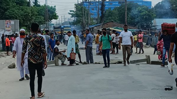 অটো চলাচল করতে না দেওয়ায় অটো চালকদের হঠাৎ রাস্তা অবরোধ: বিক্ষোভ