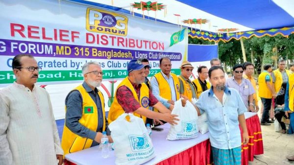 বন্যার্তদের মাঝে লায়ন্স ক্লাবের খাদ্যসামগ্রী বিতরণ