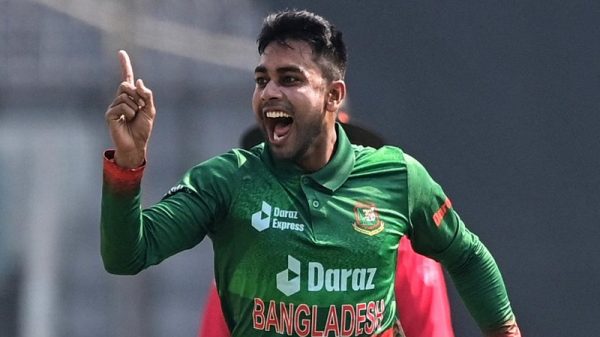 ব্যাটের পর বল হাতে জ্বলে উঠলেন মিরাজ